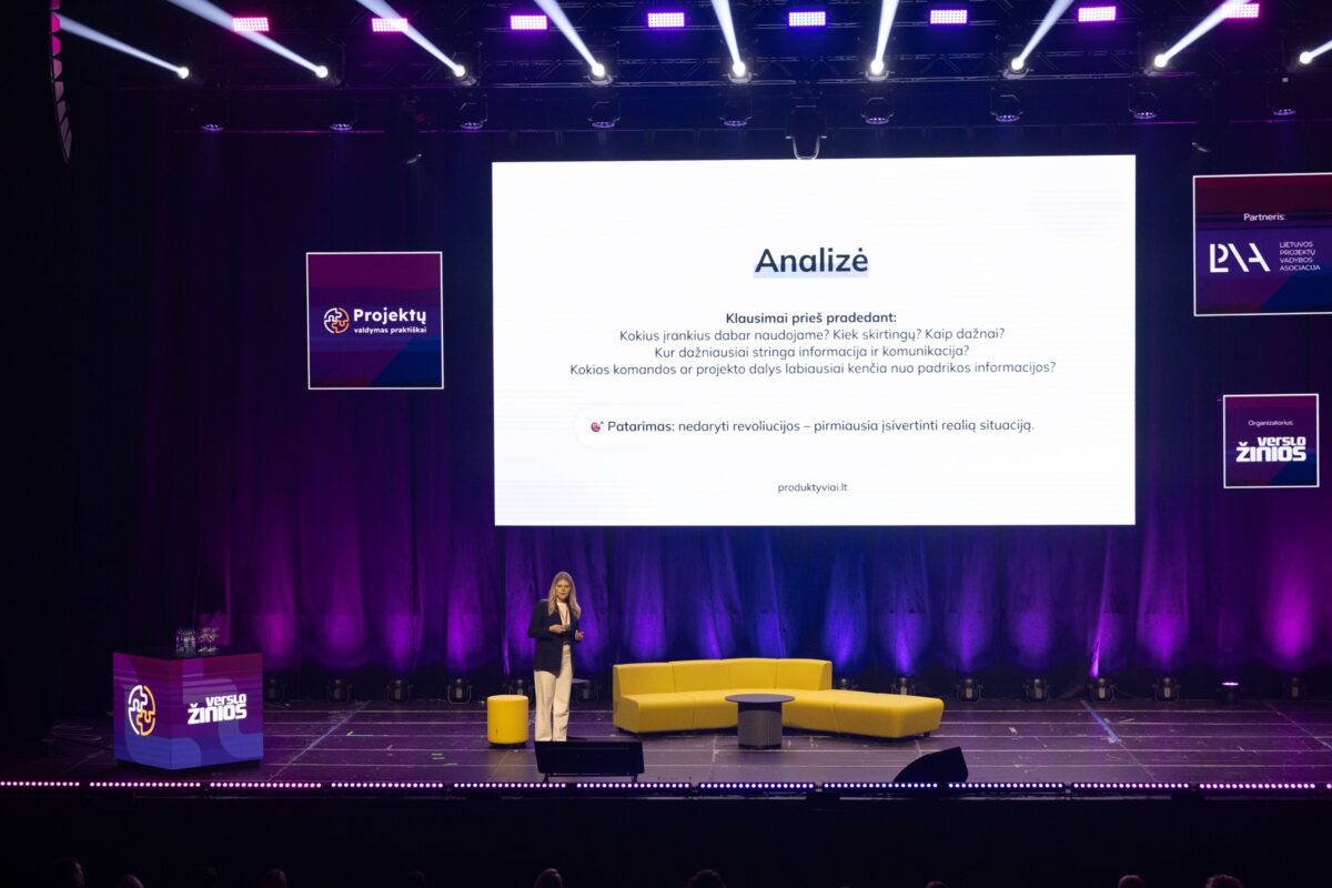 Simona Klovaitė scenoje pristato projektų valdymo sistemos diegimo etapą „Analizė“